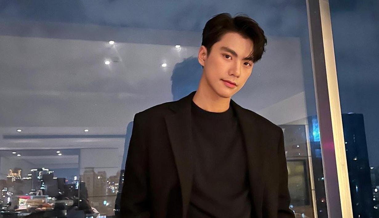 <p>Ohm Pawat sendiri bernama asli Pawat Chittasawangdee atau lebih dikenal dengan julukan Ohm. Ia lahir pada 22 Maret 2000 di Bangkok, Thailand. (FOTO: instagram.com/ohmpawat/)</p>