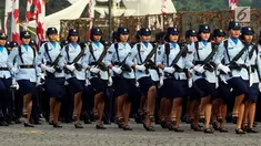 Prajurit Wanita TNI berbaris pada apel bersama untuk memperingati Hari Kartini 2018 di Silang Monas, Jakarta, Rabu (25/4). Upacara diikuti 10 ribu perempuan yang terdiri dari prajurit TNI, Polri dan segenap komponen bangsa. (Liputan6.com/Johan Tallo)