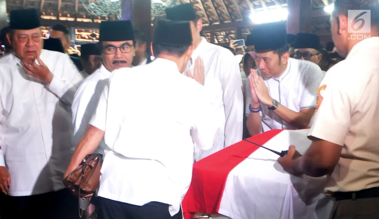 Ekspresi presiden ke-6 RI Susilo Bambang Yudhoyono (kiri) di persemayaman sang istri Ani Yudhoyono di Puri Cikeas, Bogor, Jawa Barat, Minggu (2/6/2019). (Liputan6.com/Immanuel Antonius)