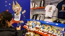 Pengujung mengambil foto maskot turnamen Piala Dunia 2018 'Zabivaka' di toko barang resmi FIFA World Cup 2018 yang dibuka di Central Children's Store di Moskow, Rusia (18/12). (AFP Photo/Mladen Antonov)
