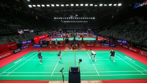 Indonesia akan menurunkan 21 pebulu tangkis dari lima nomor. Tampak dalam foto, pebulu tangkis dari berbagai negara melakukan latihan sekaligus uji lapangan jelang perhelatan Indonesia Masters 2026 di Istora, Kompleks Gelora Bung Karno (GBK), Senayan, Jakarta, Senin (19/1/2026). (Bola.com/Bagaskara Lazuardi)