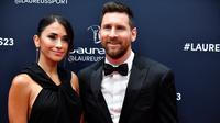 Pesepak bola Argentina yang kini bermain bersama PSG, Lionel Messi dan sang istri, Antonela Roccuzzo berfoto saat tiba dalam acara seremoni Laureus Awards 2023 di Paris, Prancis, Selasa (9/5/2023) dini hari WIB. (AFP/Julien De Rosa)