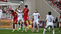 Kiper Uzbekistan U-23, Abduvakhid Nematov meninju bola dari ancaman pemain Timnas Indonesia U-23, Ramadhan Sananta pada laga semifinal Piala Asia U-23 2024 di Abdullah bin Khalifa Stadium, Doha, Qatar, Senin (29/4/2024). (AFC)