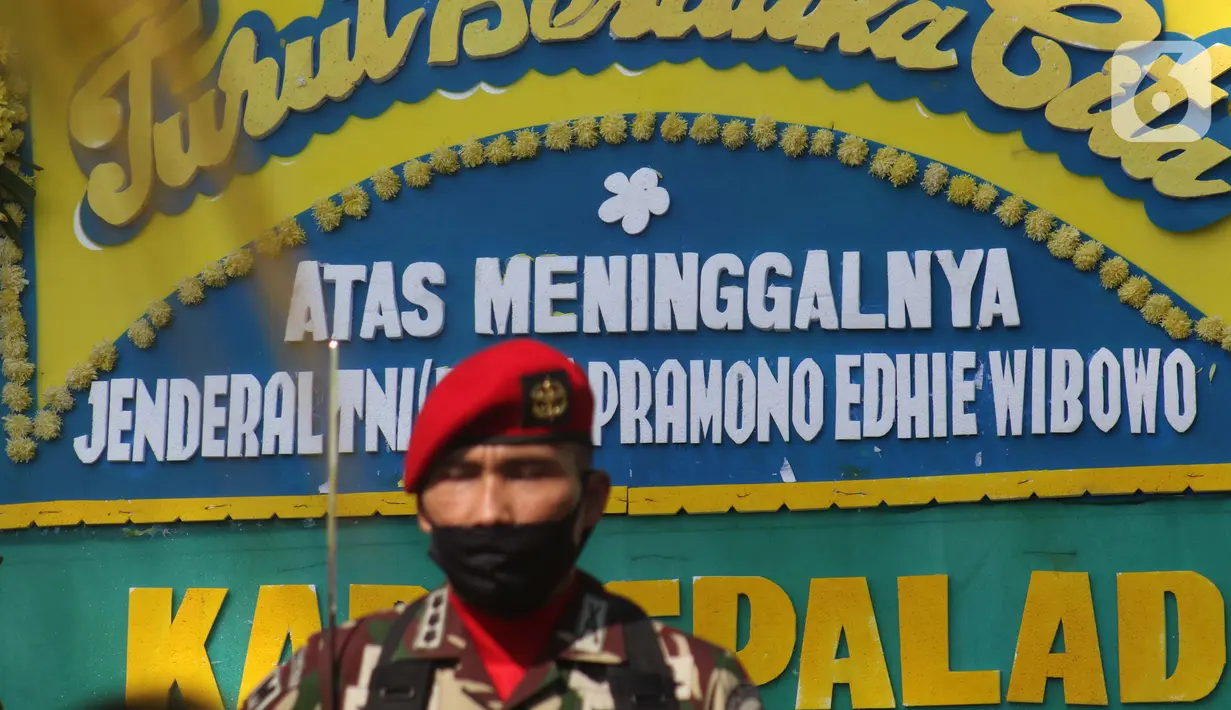 : Prajurit TNI berjaga di depan karangan bunga tanda duka cita atas meninggalnya mantan KSAD Jenderal TNI (Purn) Pramono Edhie Wibowo di kawasan Puri Cikeas, Kab Bogor, Jabar, Minggu (14/6/2020). Pramono Edhie Wibowo wafat di usia 65 tahun akibat serangan jantung. (Liputan6.com/Helmi Fithriansyah)