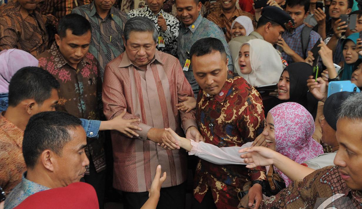 Mantan Presiden Susilo Bambang Yudhoyono menyalami Mahasiswa yang ingin berjabat tangan dengannya, Tangsel, Rabu (10/12/2014). (Liputan.com/Herman Zakharia)