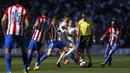 Bintang Real Madrid, Cristiano Ronaldo berusaha melewati adangan para pemain Atletico Madrid pada laga La Liga di Santiago Bernabeu stadium, Madrid, (8/4/2017). Real Madrid bermain Imbang 1-1 dengan Atletico. (AP/Daniel Ochoa de Olza)de Olza)