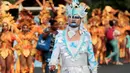 Peserta berpose saat mengikuti karnaval tahunan yang disebut " Alegria por la Vida " di Managua , Nikaragua 7 Mei 2016. Yang uniknya selain wanita, pria Nikaragua juga berdandan layaknya wanita untuk menari. (REUTERS / Oswaldo Rivas)