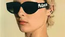 Koleksi McQueen Grafitti tersedia untuk pria dan perempuan. Tersedia juga aksesori kacamata dengan tangkai bold coretan McQueen. (Foto: Alexander McQueen)