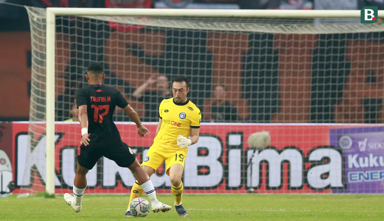 Persija Jakarta baru berhasil mencetak gol balasan pada menit ke-60. Striker muda Macan Kemayoran, Taufik Hidayat, mampu memaksimalkan kesalahan yang dilakukan oleh kiper Sabah FC sekaligus veteran Timnas Malaysia, Khairul Fahmi. (Bola.com/Ikhwan Yanuar)