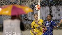 Mitra Kukar mencetak gol balasan saat melawan Persib Bandung pada babak delapan besar Piala Presiden 2017 di Stadion Manahan, Solo. Jumat (25/2/2017). (Bola.com/Nicklas Hanoatubun)