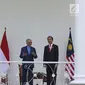 Presiden Joko WIdodo (Jokowi) berbincang dengan Perdana Menteri Malaysia, Mahathir Mohamad di Istana Bogor, Jumat (29/6). Indonesia menjadi negara pertama yang dikunjungi secara resmi oleh PM Mahathir usai dilantik. (Liputan6.com/Angga Yuniar)