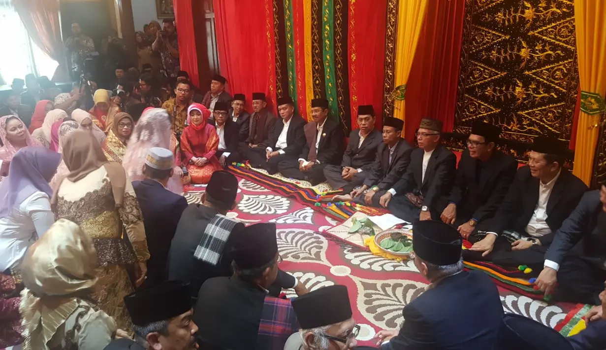 Sekitar pukul 10.00, Kahiyang tiba di lokasi. Setelah beberapa saat raja-raja berdiskusi, akhirnya nama Kahiyang Ayu bertambah Siregar dibelakangnya. Tepatnya sekitar pukul 11.15 Ayang menyandang Siregar. (Deki Prayoga/Bintang.com)