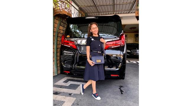 Gemar Koleksi Mobil Mewah, Ini 7 Potret Inul Bareng Kendaraannya