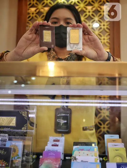 <p>Pegawai menunjukkan emas batangan di Galeri 24, Jakarta, Selasa (13/9/2022). Pembeli bisa memperoleh potongan pajak lebih rendah (0,45 persen) jika menyertakan Nomor Pokok Wajib Pajak (NPWP). (Liputan6.com/Angga Yuniar)</p>