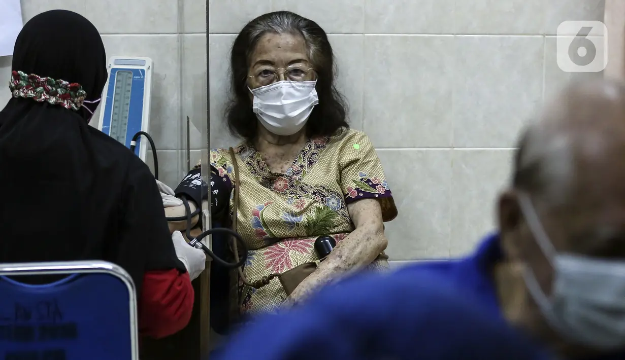 Warga menjalani pemeriksaan kondisi kesehatan saat pelaksanaan vaksinasi booster COVID-19 di Puskesmas Cilandak, Jakarta, Rabu (12/1/2022). Pemerintah memulai program vaksinasi booster COVID-19 gratis untuk masyarakat umum berusia 18 tahun ke atas. (Liputan6.com/Johan Tallo)
