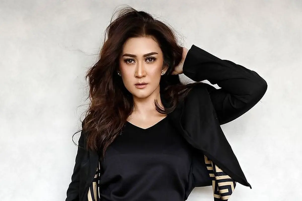 [Fimela] Tetap Menawan di Usia 42 Tahun, Ini 6 Potret Cantik Nafa Urbach