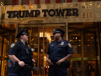 Departemen Kepolisian Kota New York meningkatkan keamanan di Trump Tower setelah mantan Presiden Donald Trump ditembak saat kampanye di Butler, Pennsylvania, Sabtu (13/7/2024). (Adam GRAY / AFP)