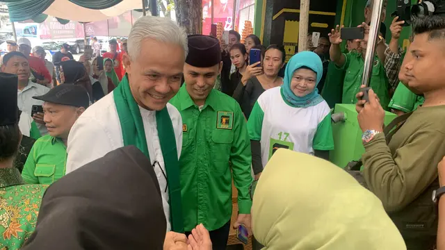 Bakal calon presiden (Bacapres) PDI Perjuangan Ganjar Pranowo melakukan kunjungan silaturahmi ke Kantor Sekretariat DPW Partai Persatuan Pembangunan (PPP), Manado, Sulawesi Utara, Kamis (18/5/2023).