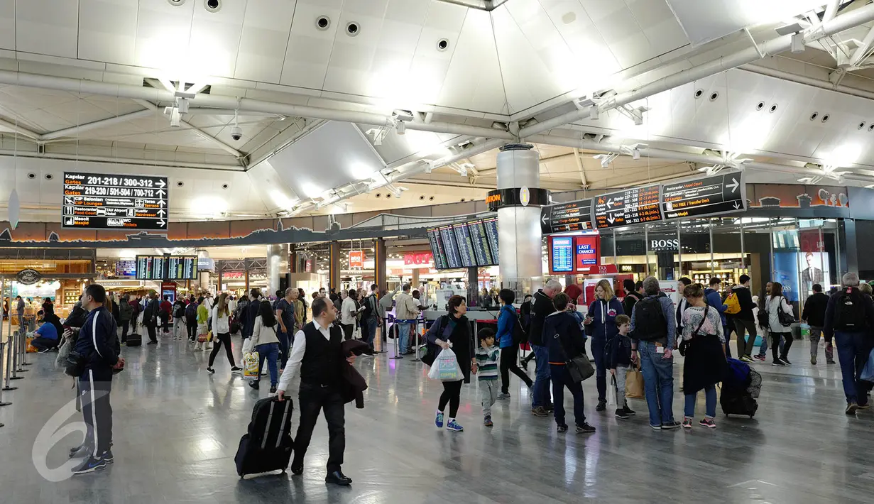 <p>Calon penumpang memadati Bandara Internasional Ataturk di Istanbul, Rabu (19/4). Di 2015, Ataturk menggeser Frankfurt sebagai bandara tersibuk ketiga di Eropa setelah bandara Heathrow, London dan Charles de Gaulle, Paris. (Liputan6.com/Immanuel Antonius)</p>