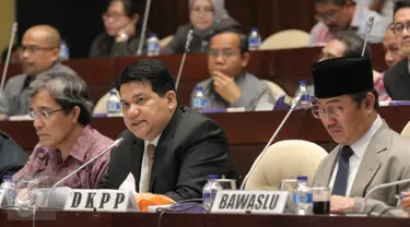 Ketua KPU Husni Kamil Manik (tengah) saat rapat dengar pendapat dengan Komisi II di DPR RI, Jakarta, Senin (1/2/2016). Rapat tersebut membahas evaluasi penyelenggara Pilkada serentak 2015 dan masa retensi surat suara. (Liputan6.com/Angga Yuniar)
