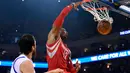 Pemain Houston Rockets, Dwight Howard memasukan bola kedalam ring Golden State Warriors di Game ke 5 final wilayah barat di Oakland, California, (27/5/2015). Warriors menang 104-90 dan melaju ke final NBA setelah 40 tahun. (Kyle Terada-USA TODAY Sports)