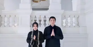 Syahrini dan Reino Barack merayakan lebaran tahun ini di Singapura. Keduanya kompak mengenakan pakaian serba hitam, Syahrini mengenakan outer panjang. Credit: Instagram (@princessyahrini)