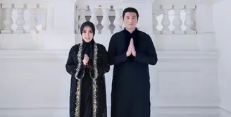 Syahrini dan Reino Barack merayakan lebaran tahun ini di Singapura. Keduanya kompak mengenakan pakaian serba hitam, Syahrini mengenakan outer panjang. Credit: Instagram (@princessyahrini)