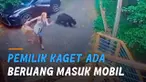 Perempuan itu lari ketakutan hingga barang bawaannya jatuh berserakan.