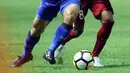 Pemain tengah Timnas Indonesia U-23, M Hargianto (kanan) menahan pergerakan pemain Thailand U-23, Phitiwat Sookjitthammakul pada laga persahabatan di Stadion Pakansari, Kab Bogor, Minggu (3/6). Laga berakhir imbang 0-0. (Liputan6.com/Helmi Fithriansyah)