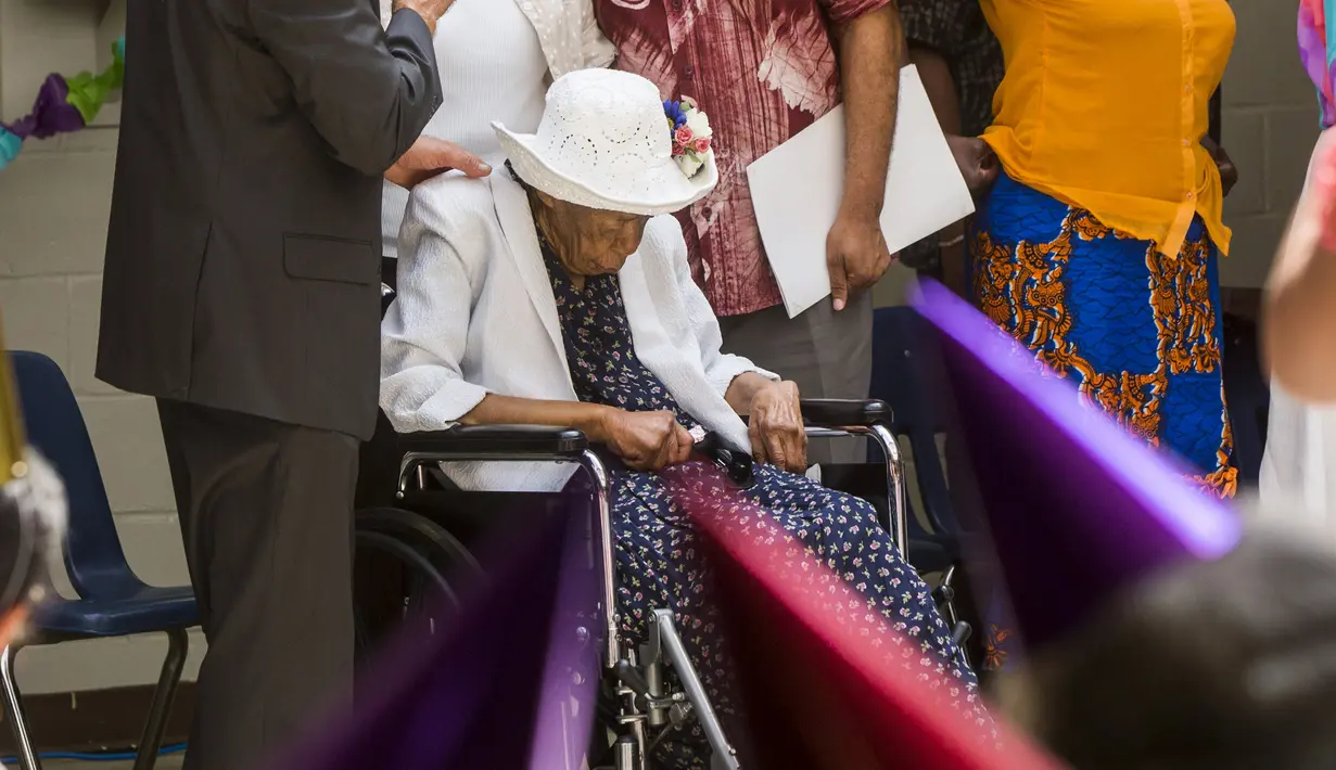 Susannah Mushatt Jones (duduk) yang dikenal sebagai "Miss Susie" bersiap merayakan ulang tahunnya yang ke-116 bersama keluarga di Brooklyn borough, New York, 7 Juni 2015. Miss Susie dinobatkan sebagai wanita tertua di dunia. (REUTERS/Lucas Jackson)