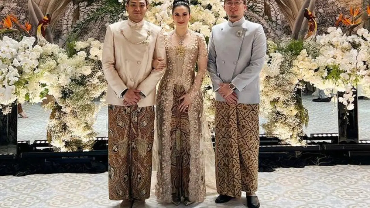 Potret Chelsea Islan Resmi Dilamar Rob Clinton, Tampil Anggun Berbalut Kebaya Jawa