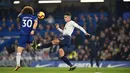 Gelandang Tottenham Hotspur, Erik Lamela berebut bola dengan bek Chelsea, David Luiz dalam lanjutan ajang Liga Inggris di Stamford Bridge, Rabu (26/2). Tampil sebagai tuan rumah, Chelsea mengalahkan Tottenham Hotspur dengan skor 2-0. (Glyn KIRK / AFP)