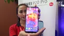 Model menunjukan Huawei P20 Pro di Jakarta, Kamis (28/6). Huawei P20 Pro resmi dipasarkan dan dibanderol seharga Rp 11.999.000 di Indonesia. (Liputan6.com/Angga Yuniar)