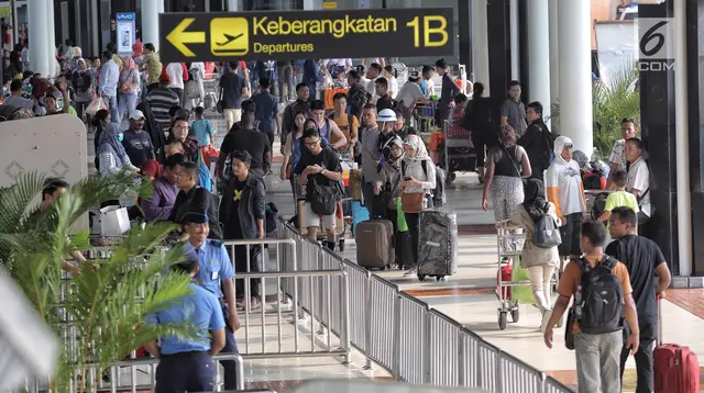 Sejumlah calon penumpang membawa barang mereka di Bandara Soekarno-Hatta Cengkareng, Banten, Jakarta (9/6). Dengan rincian keberangkatan 84.945 domestik dan 129 internasional. (Liputan6.com/Faizal Fanani)