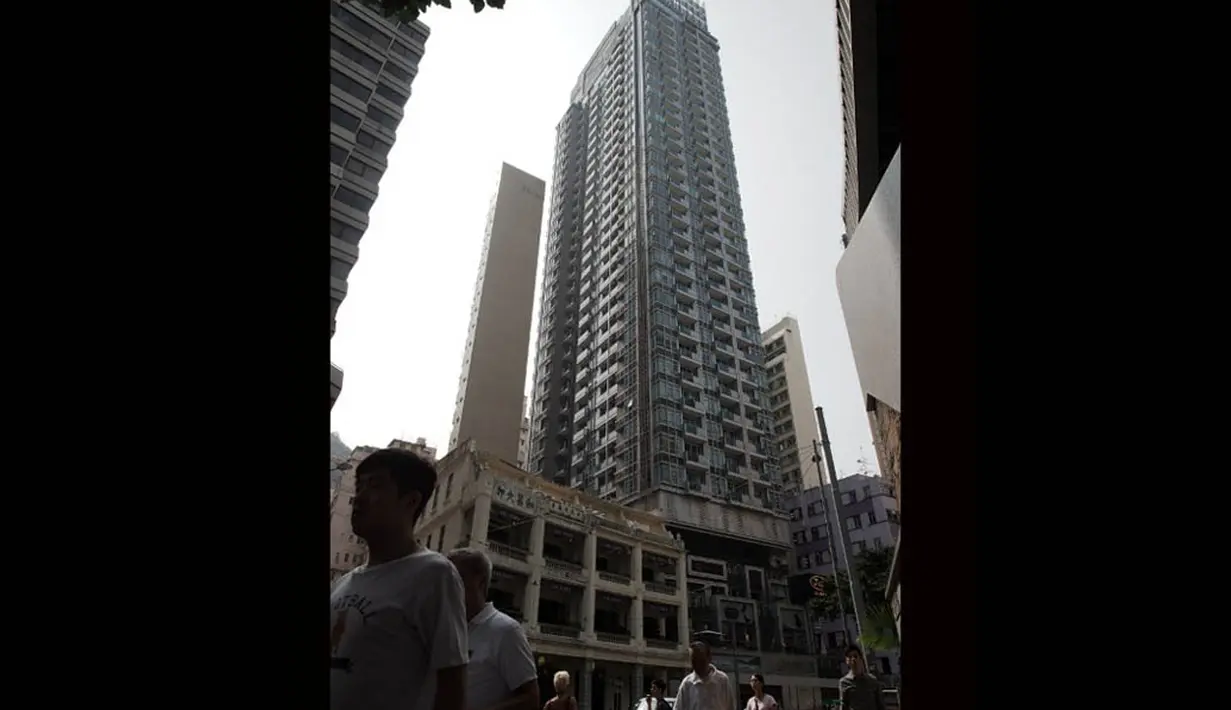 Jasad dua wanita itu ditemukan di apartemen seorang bankir muda, salah satunya disimpan di koper yang digeletakkan di balkon apartemennya di Hong Kong, Sabtu (1/11/2014). (AFP PHOTO/Nicolas ASFOURI)