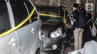 Tim Penyelidik dari Komnas HAM didampingi penyidik Polda Metro Jaya melakukan pemeriksaan mobil yang digunakan oleh polisi dan enam laskar Front Pembela Islam (FPI) dalam insiden Tol Jakarta-Cikampek KM 50 di Polda Metro Jaya, Jakarta, Senin (21/12/2020).