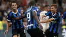 Gelandang serang Inter Milan, Antonio Candreva berselebrasi dengan Romelu Lukaku, tengah, dan Nicolo Barella usai mencetak gol ke gawang Lecce pada laga pertama Serie A 2019/2020 di Stadio Giuseppe Meazza, Senin (26/8/2019). Inter Milan menang 4-0 saat menjamu Lecce. (AP Photo/Luca Bruno)