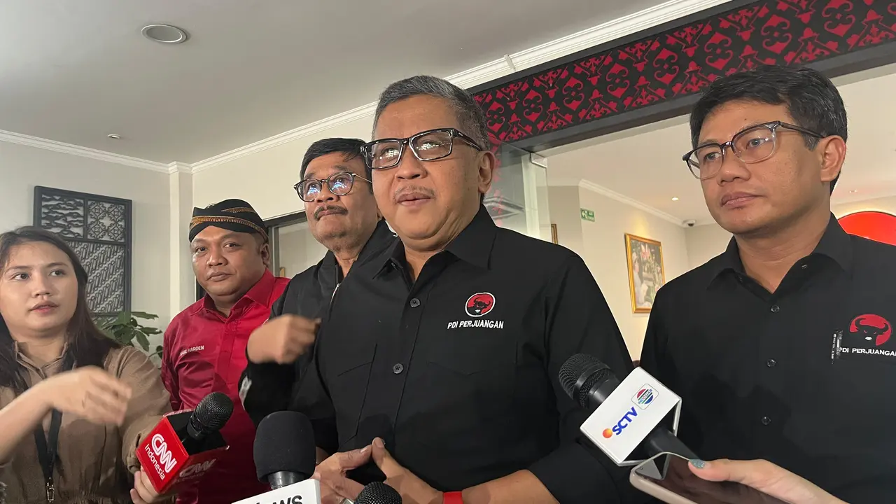 Sekretaris Jenderal (Sekjen) PDI Perjuangan (PDIP) Hasto Kristiyanto usai peringatan Hari Lahir Bung Karno di Sekolah Partai PDIP, Lenteng Agung, Jakarta Selatan, Kamis (6/6/2024). (Liputan6.com/Winda Nelfira)