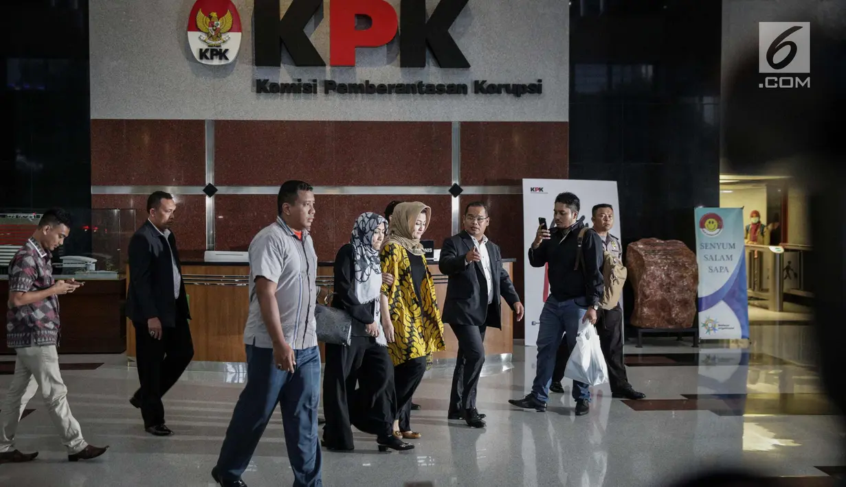 Istri Ketua DPR Setya Novanto, Deisti Astriani Tagor berjalan usai menjalani pemeriksaan di KPK, Jakarta, Senin (20/11). Deisti diperiksa sebagai saksi kasus dugaan korupsi pengadaan e-KTP. (Liputan6.com/Faizal Fanani)