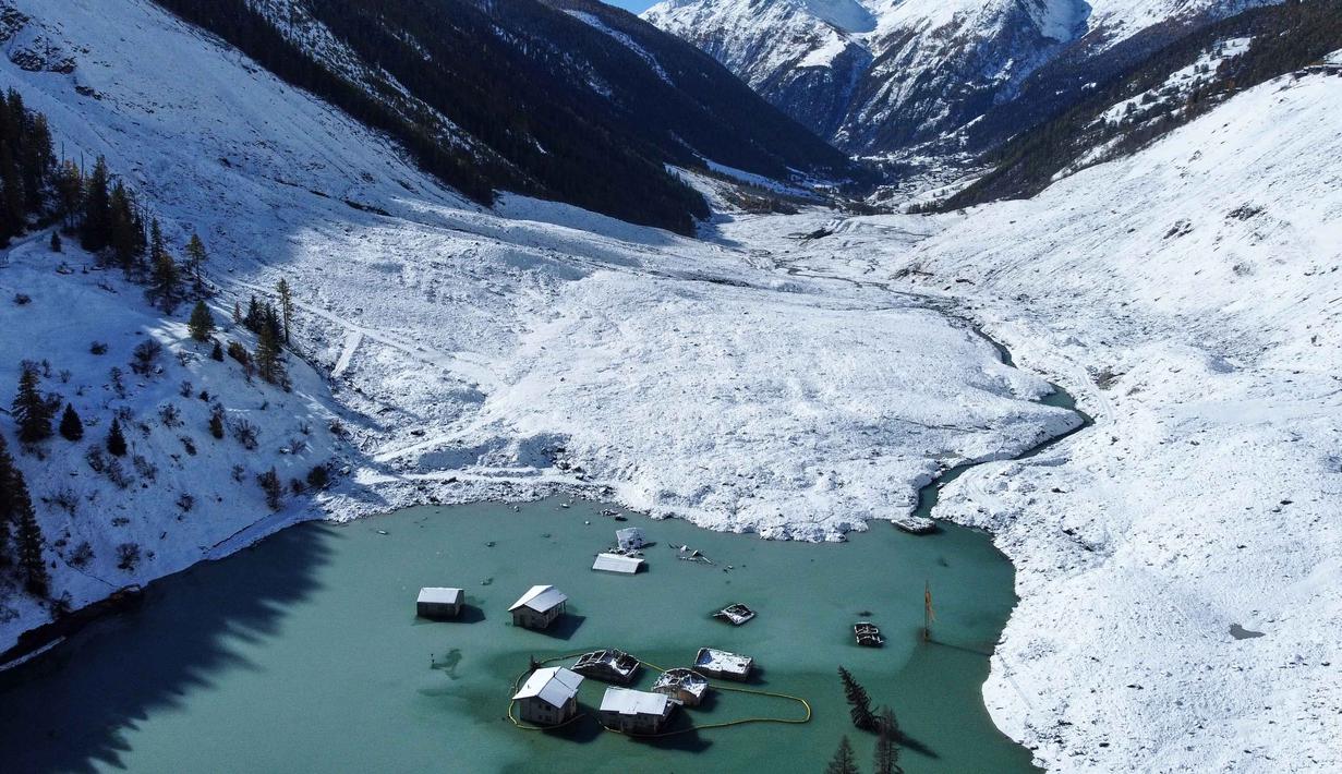Pemandangan udara menunjukkan Desa Blatten yang sebagian terendam banjir setelah hujan salju baru-baru ini, lima bulan setelah tanah longsor menghancurkan desa tersebut, Blatten, Swiss, pada Selasa 28 Oktober 2025. Sebelumnya, longsoran es menyapu Desa Blatten di Swiss pada 28 Mei 2025. (AP Photo/Michael Probst)