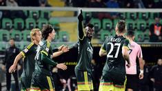 Pemain AC Milan, Mbaye Niang (tengah) merayakan gol bersama rekan-rekannya saat melawan Palermo pada lanjutan Serie A Liga Italia di Stadion Renzo Barbera, Palermo, Kamis (4/2/2016) dini hari WIB. (AFP/Giovanni Isolino)