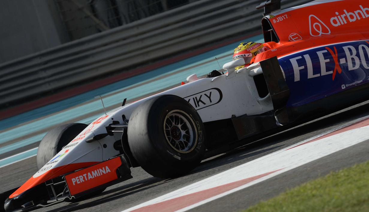 Pebalap Indonesia, Rio Haryanto saat melakukan sesi test drive ban Pirelli bersama Tim Manor Marussia di Sirkuit Yas Marina, Abu Dhabi, Selasa (1/12/2015). (Photo/Rio Haryanto Media)