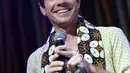 Dalam acara promo albumnya, terlihat Nate Ruess memakai kain khas Indonesia, kain batik. Kain batik tersebut terlihat apik dikalungi oleh penyanyi asal Amerika ini. (Wimbarsana/Bintang.com)