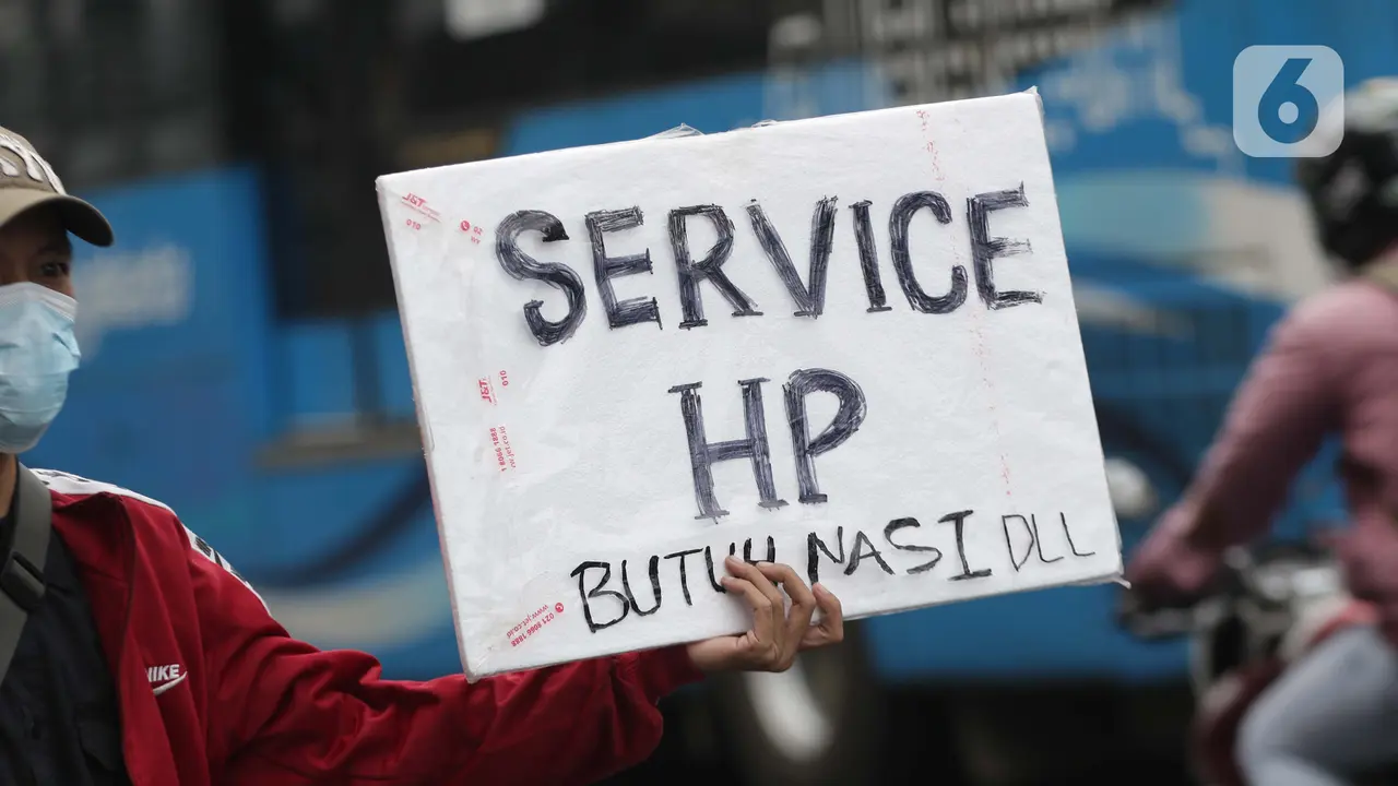 Imbas Penutupan Mall, Penjual Jasa Perbaikan HP Turun ke Jalan