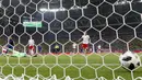 Striker Kolombia, Radamel Falcao, berhasil membobol gawang Polandia pada laga grup H Piala Dunia di Kazan Arena, Kazan, Minggu (24/6/2018). Kolombia menang 3-0 atas Polandia. (AP/Frank Augstein)