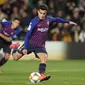 Phillippe Coutinho melepaskan tendangan penalti yang berbuah gol pada leg kedua Copa Del Rey yang berlangsung di stadion Nou Camp, Barcelona, Kamis (31/1). Barcelona menang 6-1 atas Sevilla. (AFP/Luis Gene)