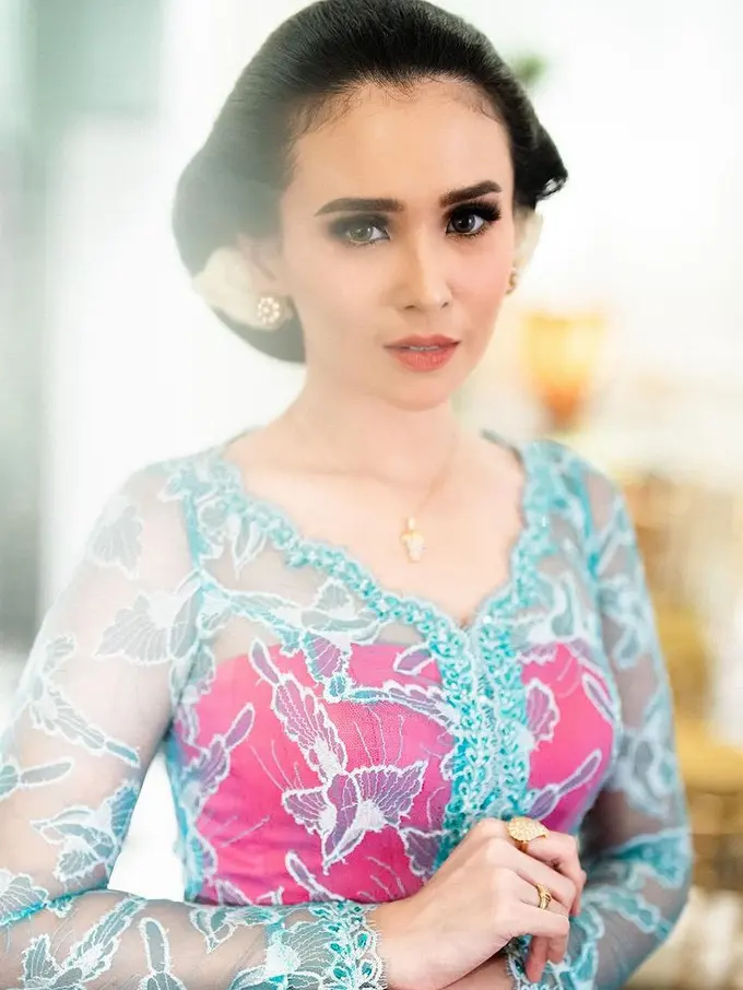 Adu Gaya Artis Tanah Air Tampil dengan Sanggul Jawa Klasik