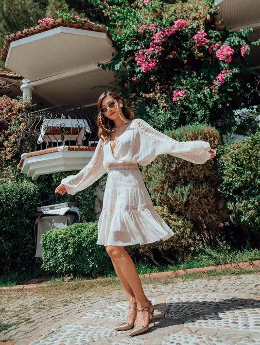 Perempuan kelahiran 14 Juli 1990 ini kerap mengenakan warna putih terutama saat sedang berlibur. Meskipun nampak santai, namun Patricia tetap terlihat stylish. (Liputan6.com/IG/patriciagouw)
