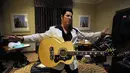 Peniru gaya Elvis Presley, Bruce Stewart dari Kanada bersiap di belakang panggung sebelum dimulainya Festival Elvis Skotlandia yang digelar pertama kali di Grangemouth, 8 April 2016. (Andy Buchanan/AFP)