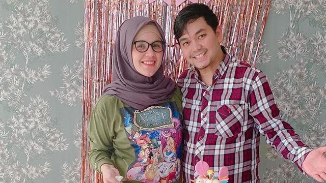 Bak Anak Muda, Ini 7 Pesona Istri Indra Bekti yang Jarang Tersorot